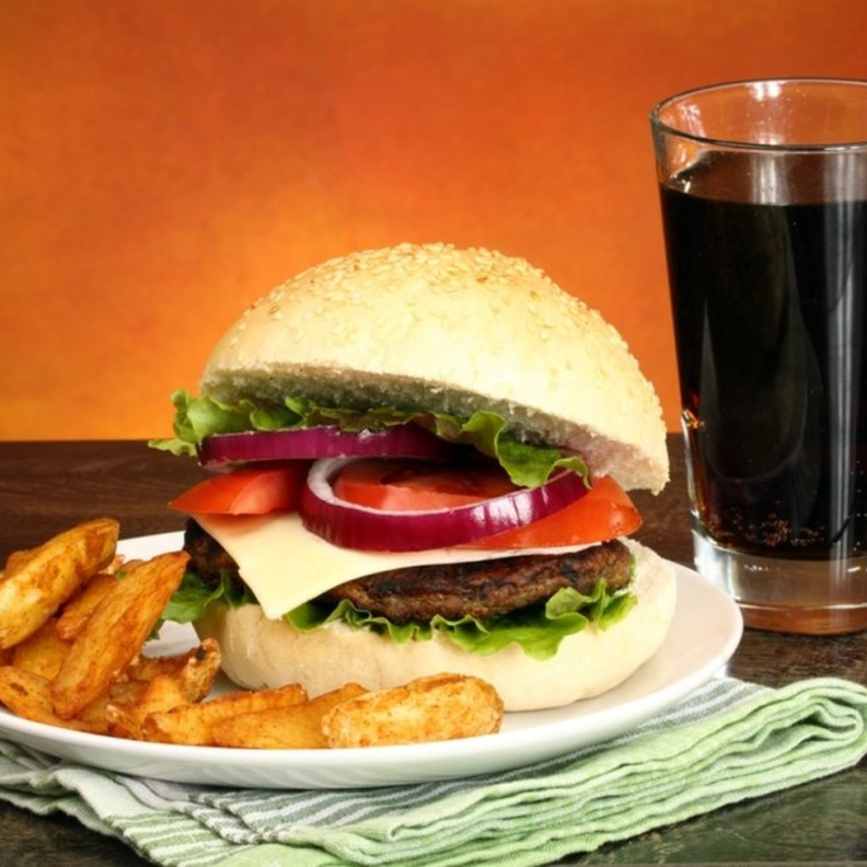 الوجبات السريعة تؤثر على الصحة النفسية