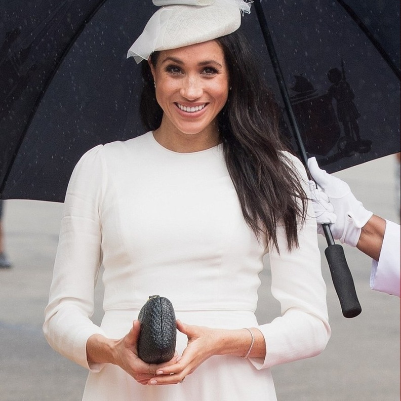 ميغان إستقلت الطائرة لتوجه الى فيجي بهذه الاطلالة الكاجوال مع حذاء مول من أكوازورا