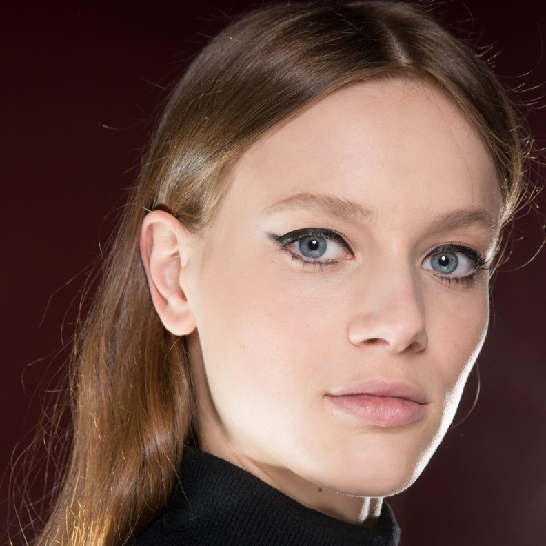  رسمات الآيلاينر بخطوط مجنحة ورفيعة على الجفنين العلوي والسفلي من Sonia Rykiel