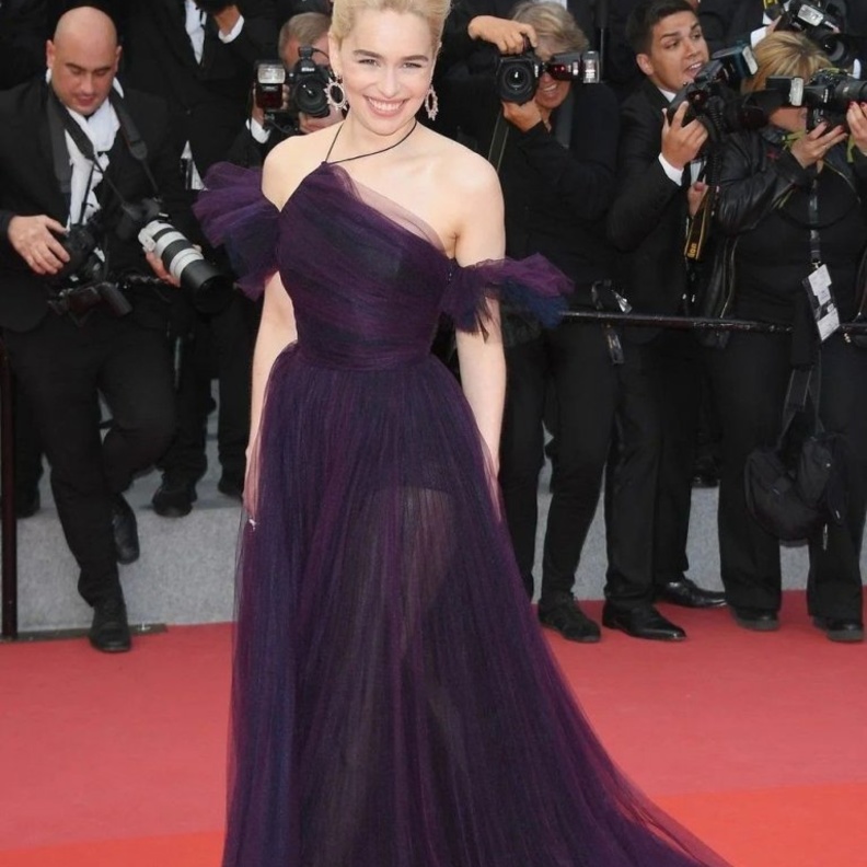 إميليا كلارك Emilia Clarke بفستان مزخرف مع النقشات الذهبية من Dolce & Gabbana