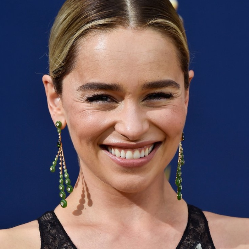 اميليا كلارك في اطلالة بمجوهرات كارتييه Cartier