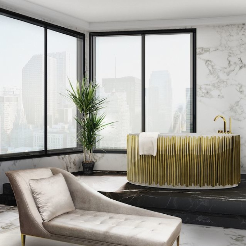 حمام فخم بمساحة كبيرة وواجهات زجاجية