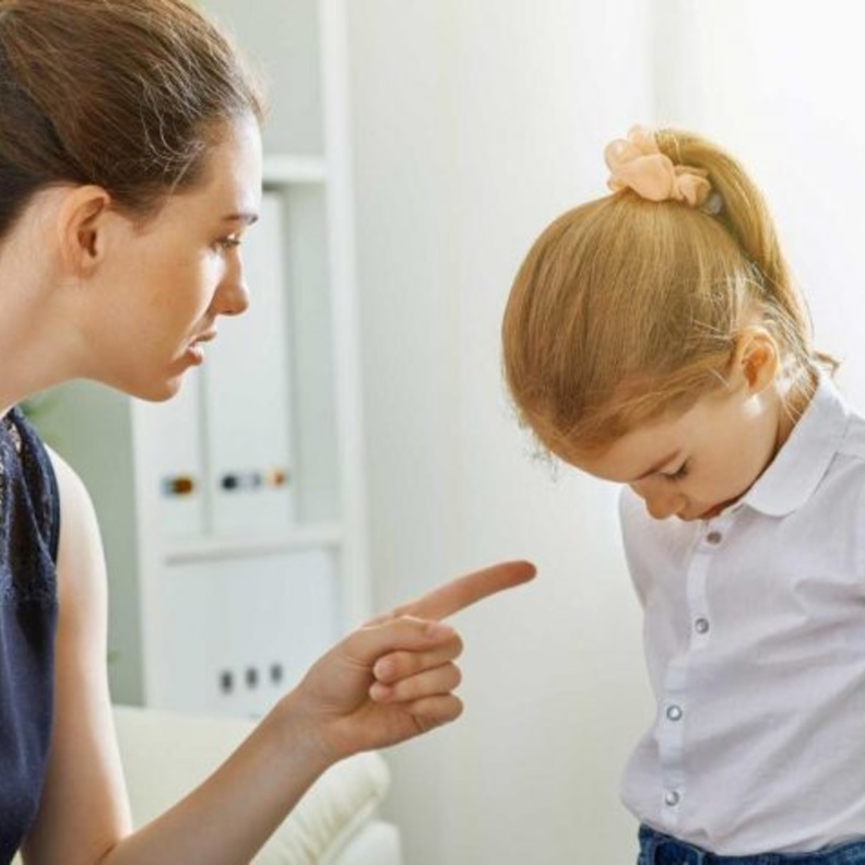 كيفية عقاب الطفل دون ضربه أو الصراخ عليه 