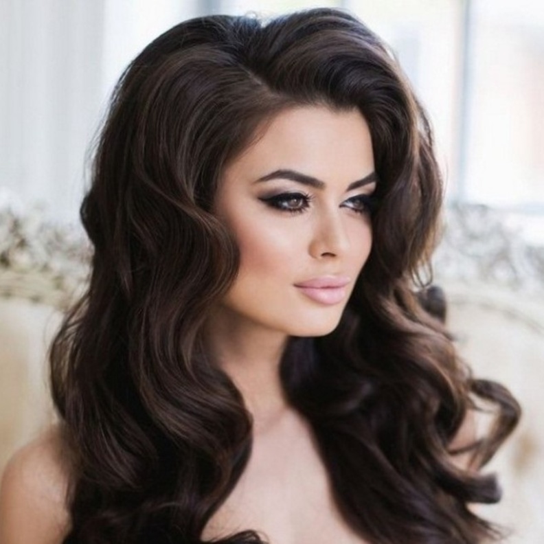 تسريحات عرايس للشعر الداكن