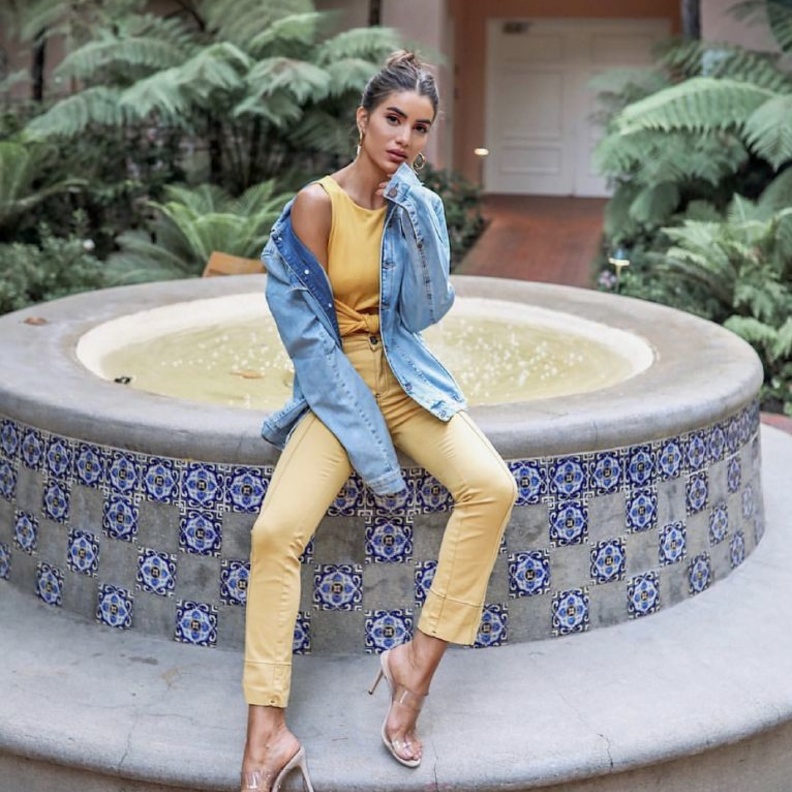 الأصفر من أكثر الألوان موضة هذا الموسم نسقيه مع جاكيت الجينز