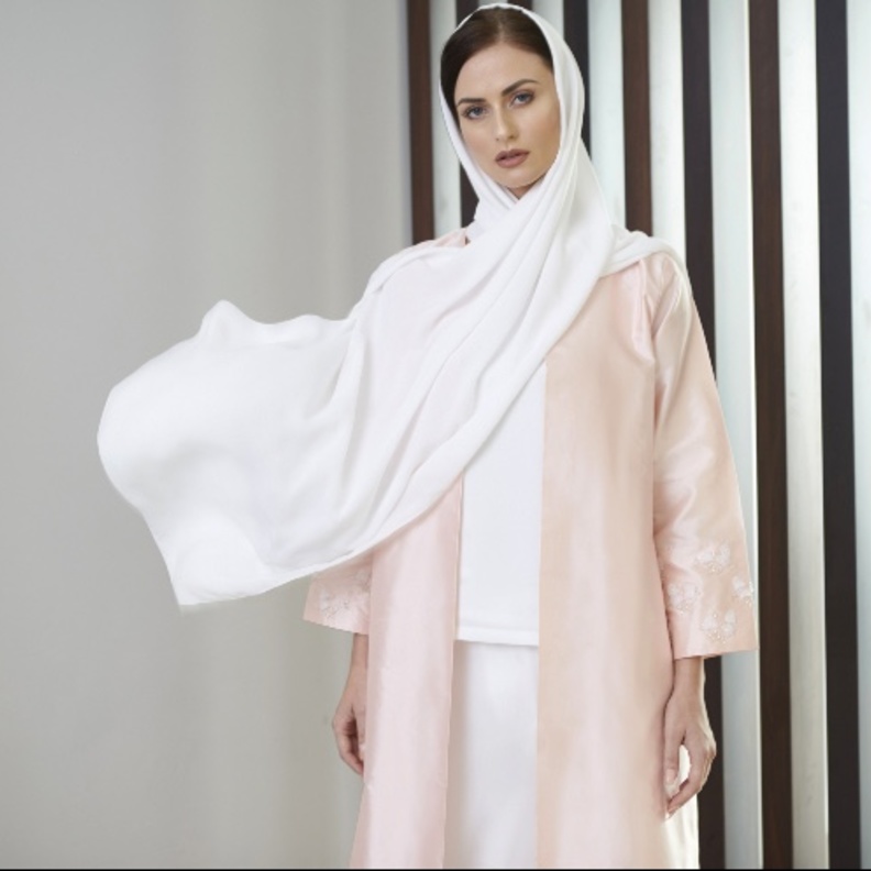 معطف وردي حصري لدعم حملة سرطان الثدي من YNM Dubai