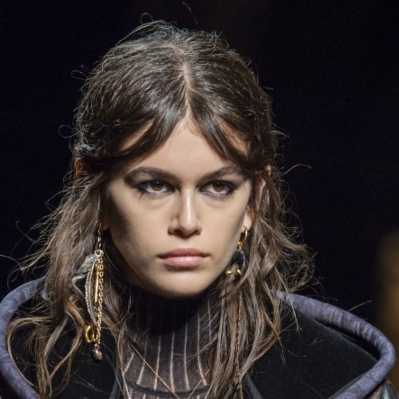 تسريحات شعر مع الغرة الامامية من Coach