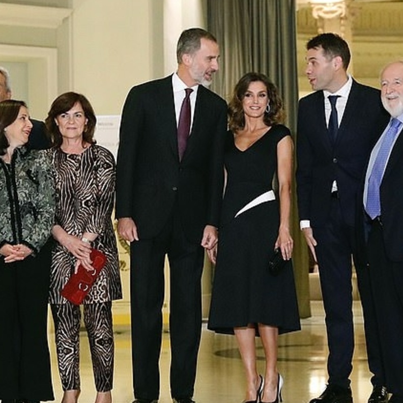 الملكة ليتيزيا في إطلالة ساحرة في حفل جوائز الصحافة