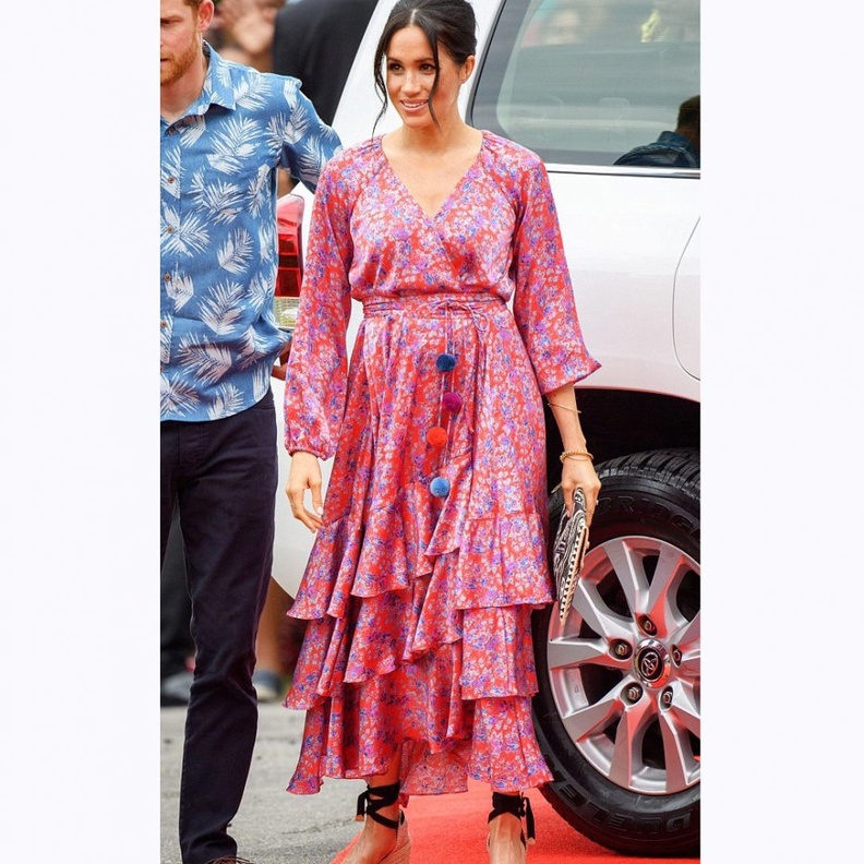 ميغان ماركل Meghan Markle اختارت شنطة كلتش عريضة بالزخرفات المتموجة