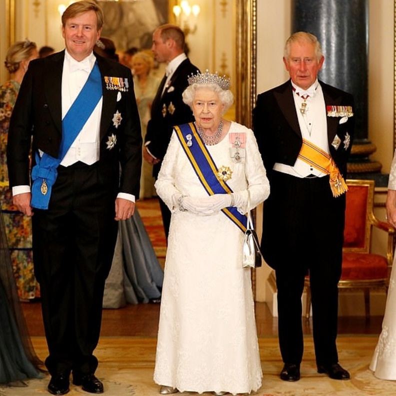 ملكة بريطانيا تتألق بتاج فتيات بريطانيا العظمى وأيرلندا