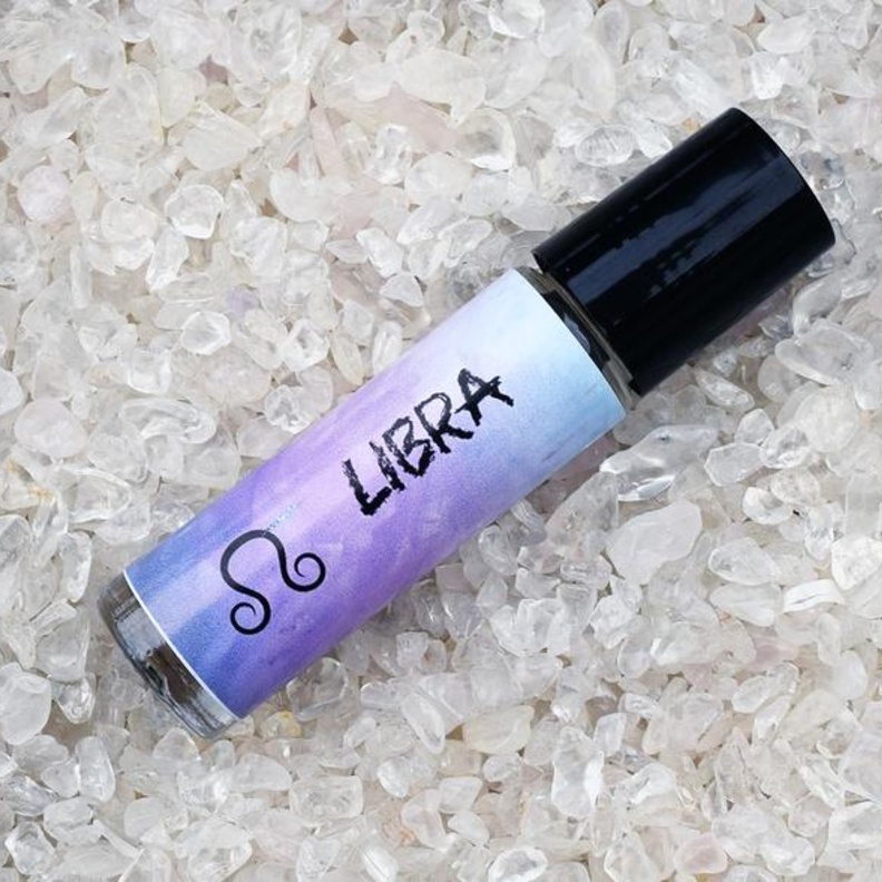 العطر المناسب لصفات رجل الميزان هو العطر الناعم لأنه شخص خفيف الظل وودود