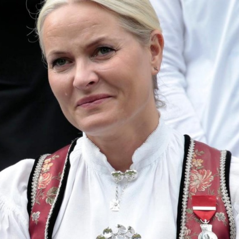 الأميرة ميت ماريت بعد تشخيص إصابتها بتليف رئوي