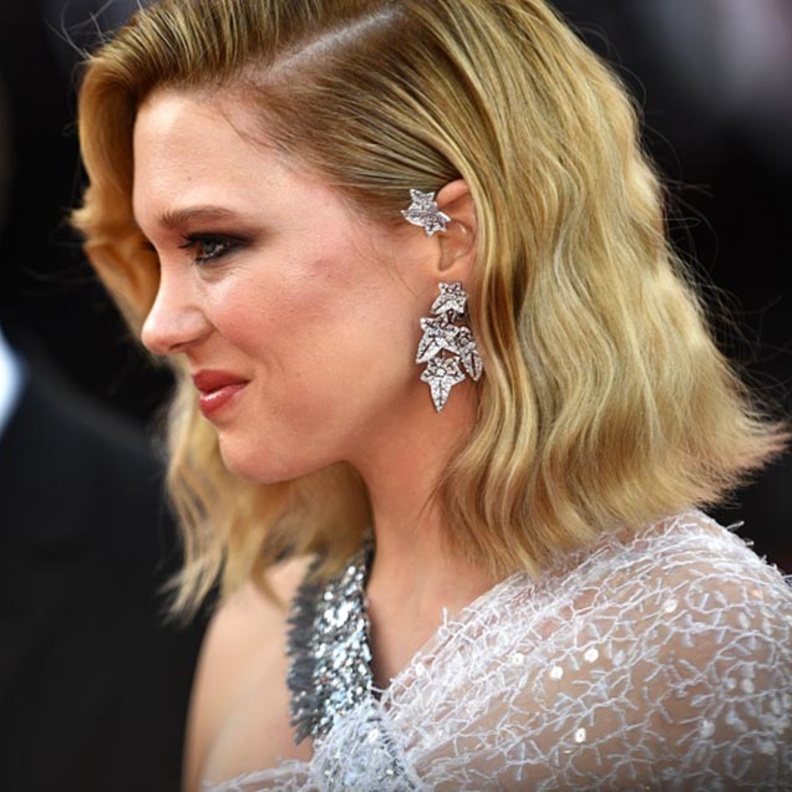 أقراط راقية في اطلالات النجمات.