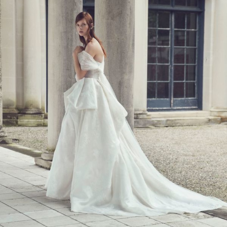 فساتين زفاف للعروس المميزة من وحي زفاف الأميرة يوجيني من مجموعة Anne Barge لخريف 2019