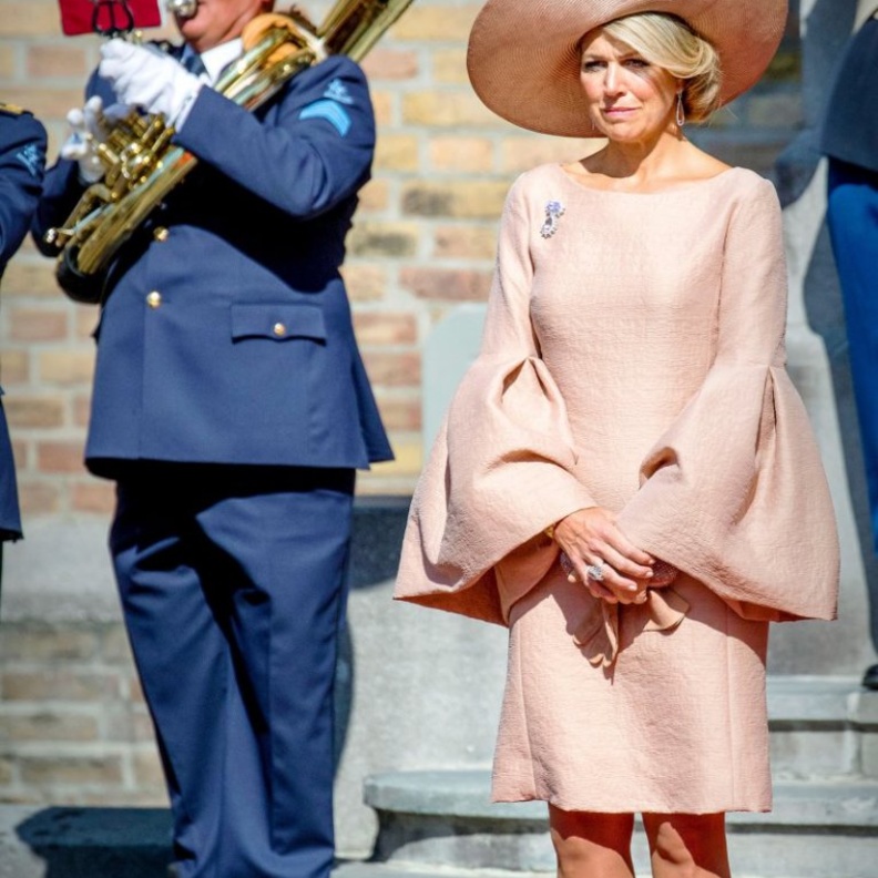 أناقة الملكة الاسبانية ليتيزيا في بساطتها ونعومتها