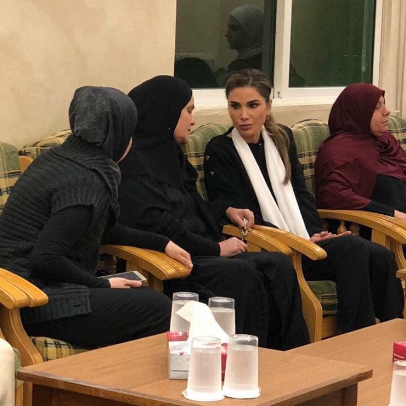 الملكة رانيا تزور عدداً من بيوت عزاء أهالي ضحايا البحر الميت وتقدّم واجب العزاء...