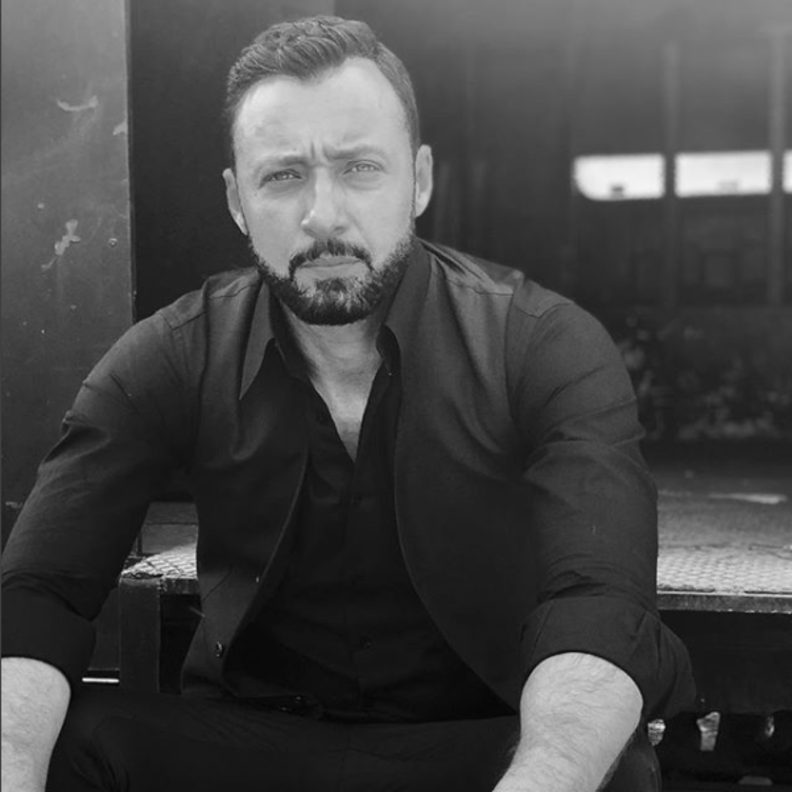 أحمد فهمي بأناقته المعهودة بالفيست والقميص باطلالة جذابة