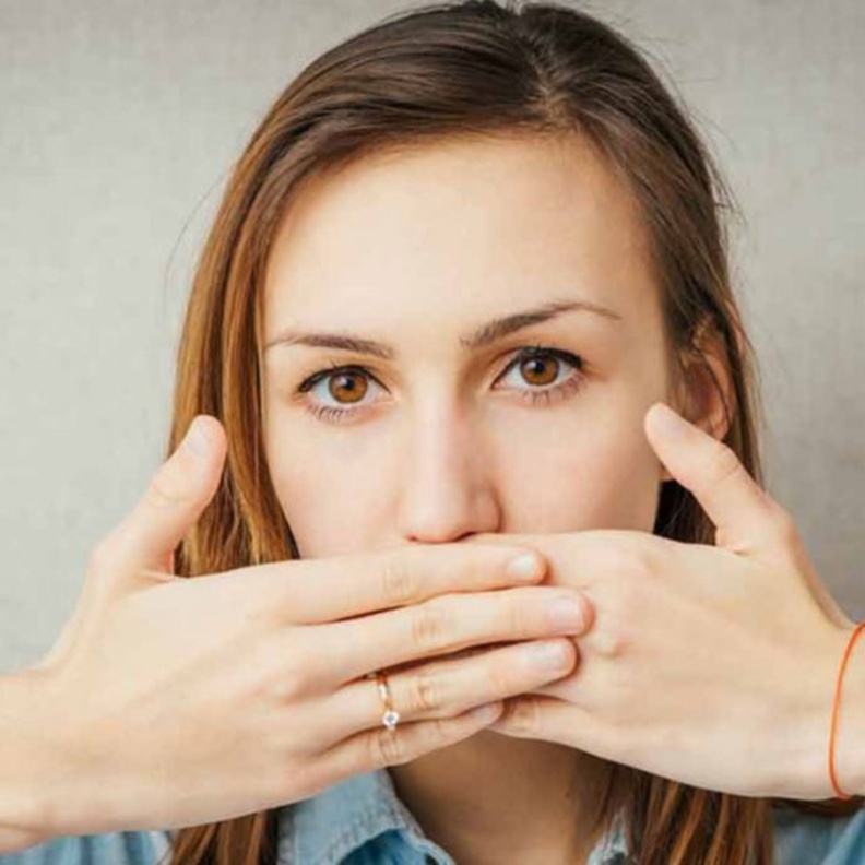 أمراض الفم واللثة تسبب مرارة الفم