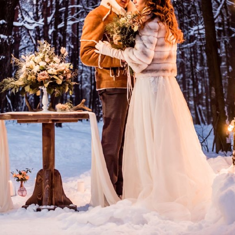 اصرفي المال على بوفيه الحلويات والطعام بدلا من صرفه على بطاقات الزفاف مثلا