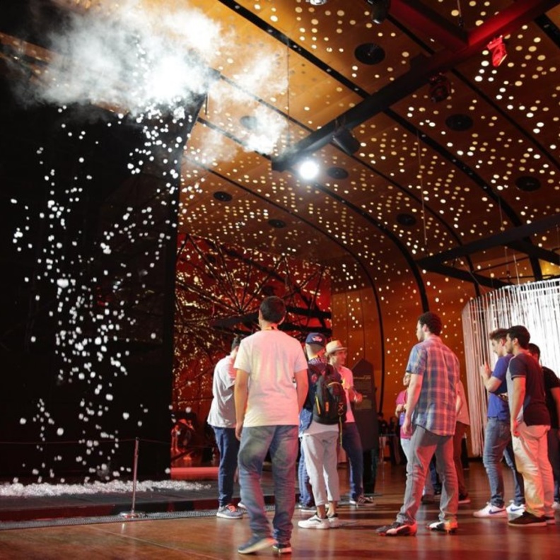 احد الأعمال الفنية المعروضة