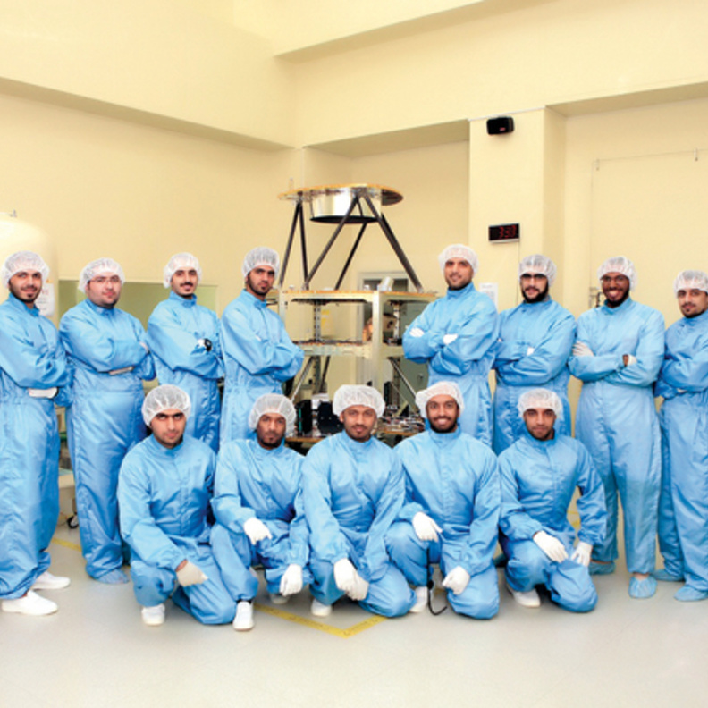 صورة لفريق العمل الإمارتي في مركز محمد بن راشد للفضاء