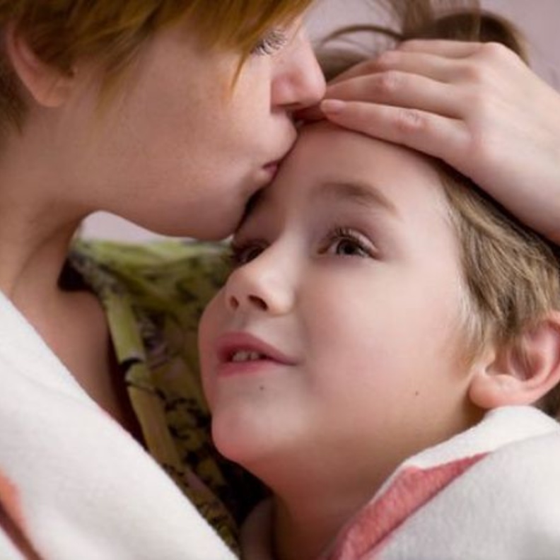 لإحتضان يجعل الأطفال يشعرون بحنان الأم وعطفها