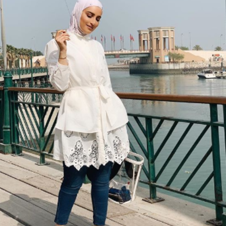 دلاليد تختار قميصاً طويلاً مخصّر بشريط رفيع باللّون البرتقالي