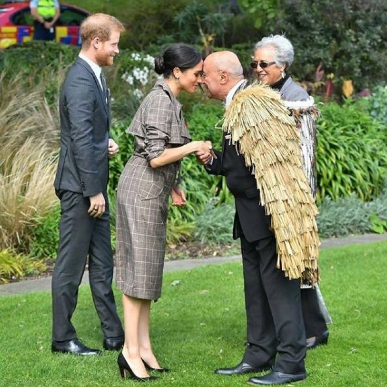 ميغان ماركل تؤدي تحية الهونغي التقليدية لقبائل ماوري وهم السكان الأصليين لنيوزيلندا