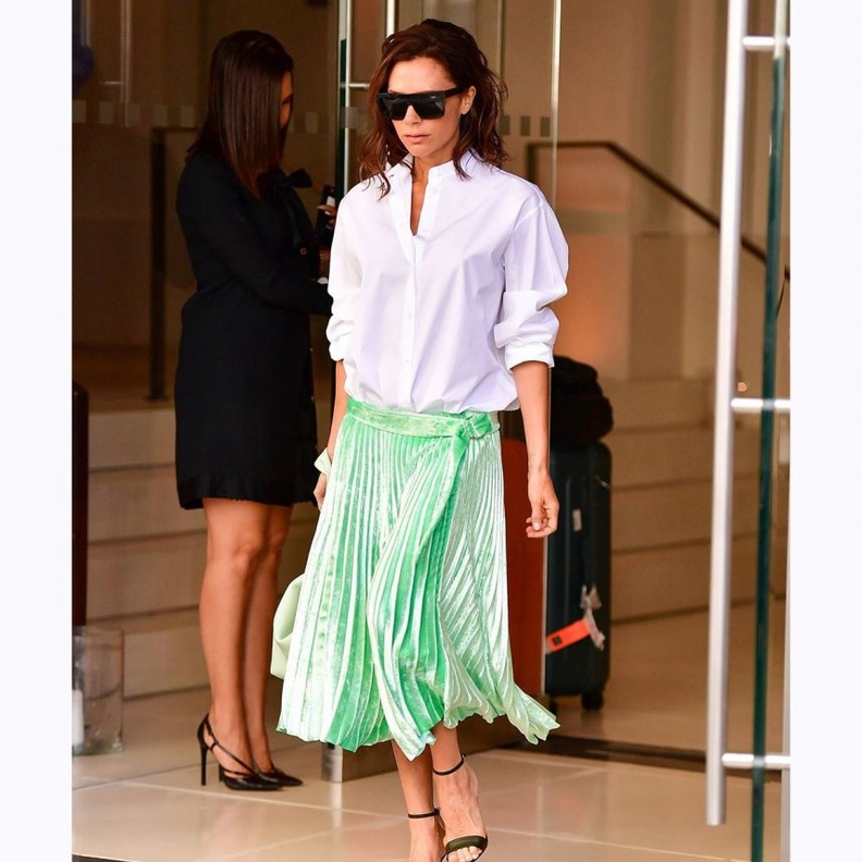 أسلوب فيكتوريا بيكهام بالتنورة المخمل الخضراء مع القميص الابيض