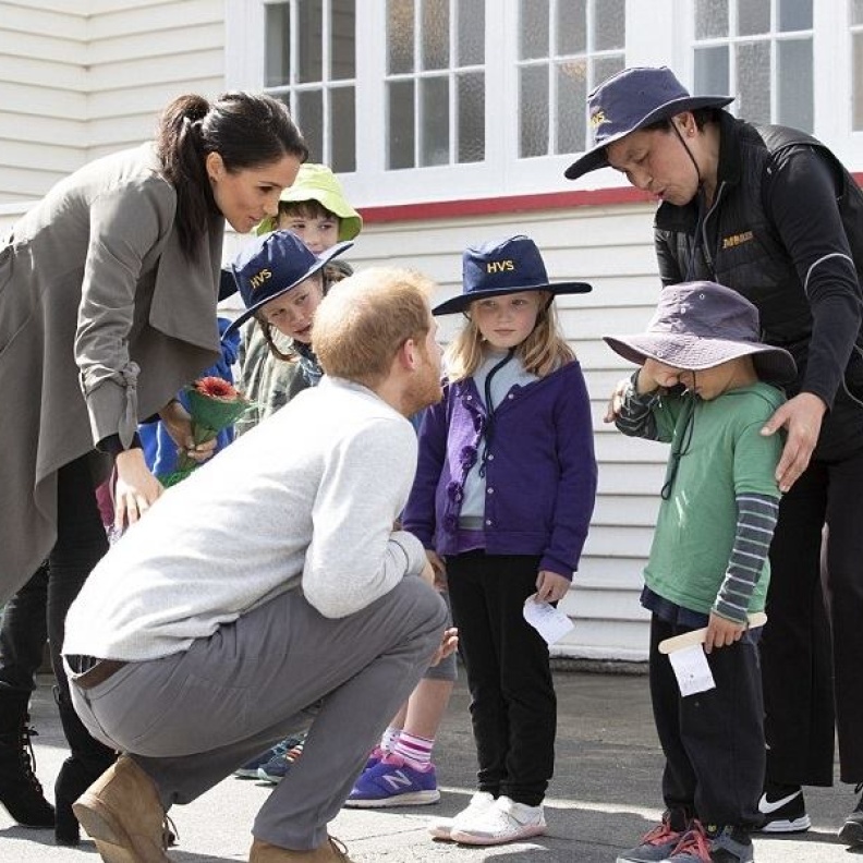 هاري وميغان يواسيان طفلا انهمر بالبكاء بعد لقائه بهما في خلال زيارتهما الرسمية إلى نيوزيلندا