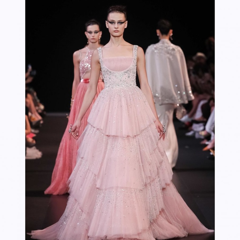  فساتين باللون الوردي