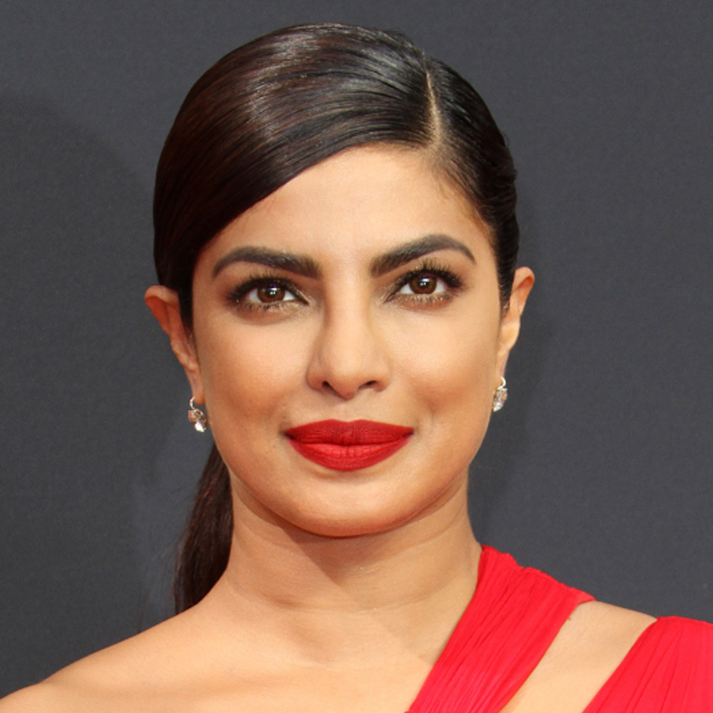 بريانكا شوبرا بغطاء شعر ذهبي