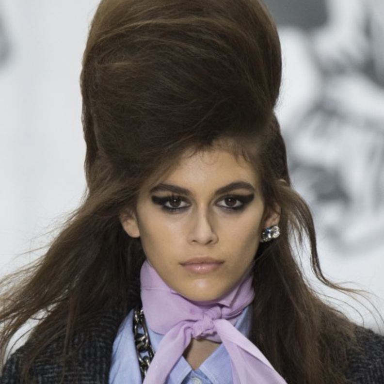 طرق جريئة ومتجدّدة لرسم العيون بالكحل العريض من Altuzarra