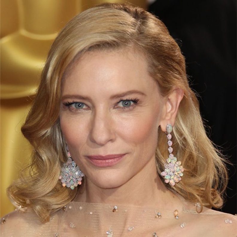 بوسي فيليبس ترتدي أقراط من أيرين نيويرث Irene Neuwirth