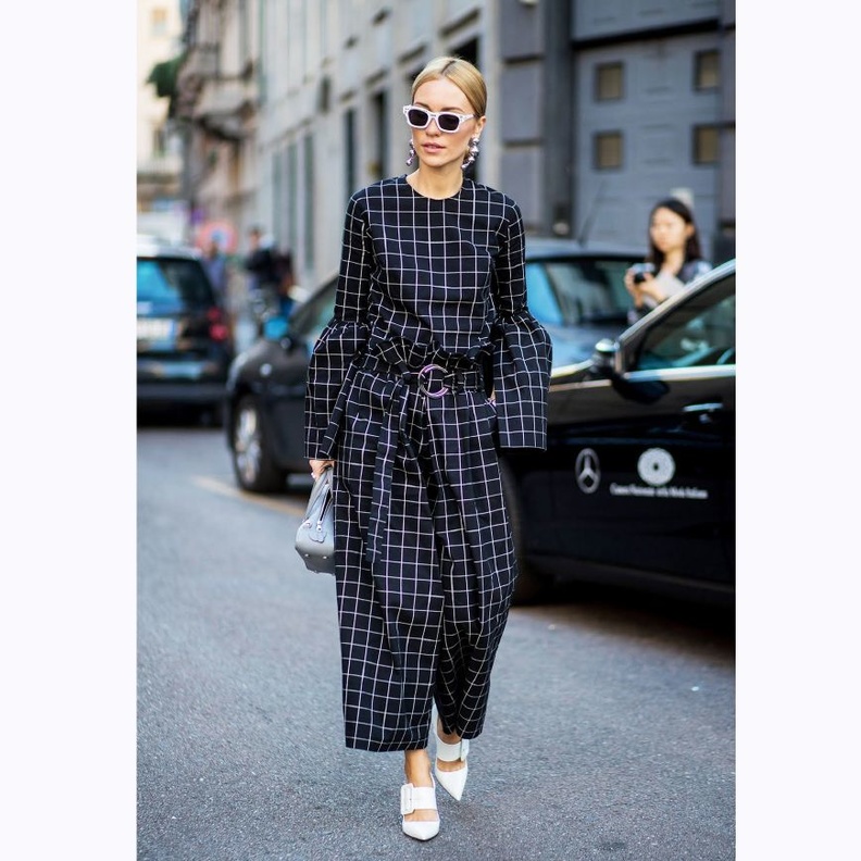 طرق تنسيق الاحذية باللون الأبيض موضة هذا الموسم