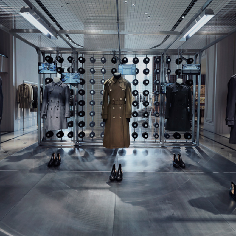  استوديو موقت لـ Burberryاحتفالاً بمجموعة Heritage Trench Coat