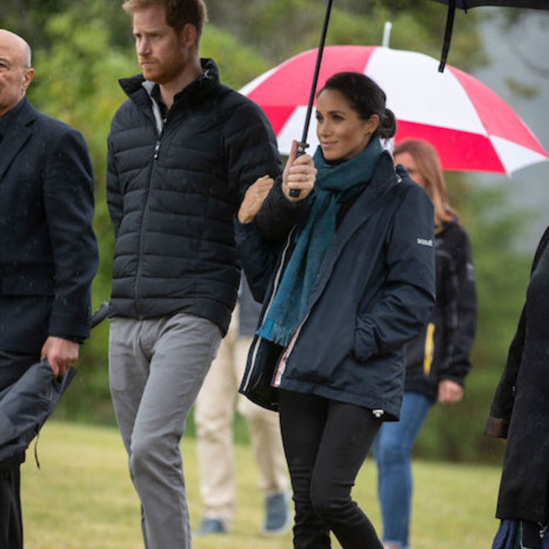 الفستان من تصميم Maggie Marilyn وأكملت الإطلالة بمعطف من ماركة Gillian Anderson for Winser London