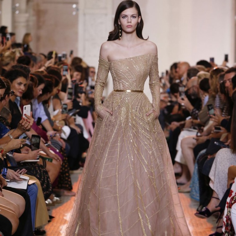  فساتين خطوبة لبنانية طويلة للعروس القصيرة موضة خريف وشتاء من مجموعة ايلي صعب 2019