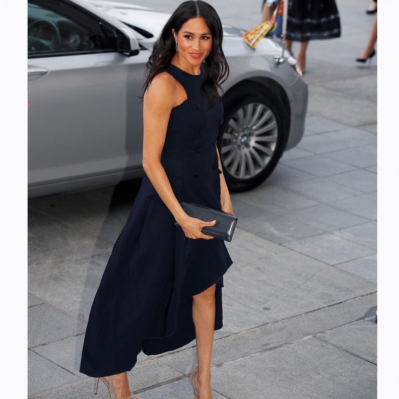 أناقة ساحرة للأميرة ميغان ماركل Meghan Markle بفستان كحلي واسع