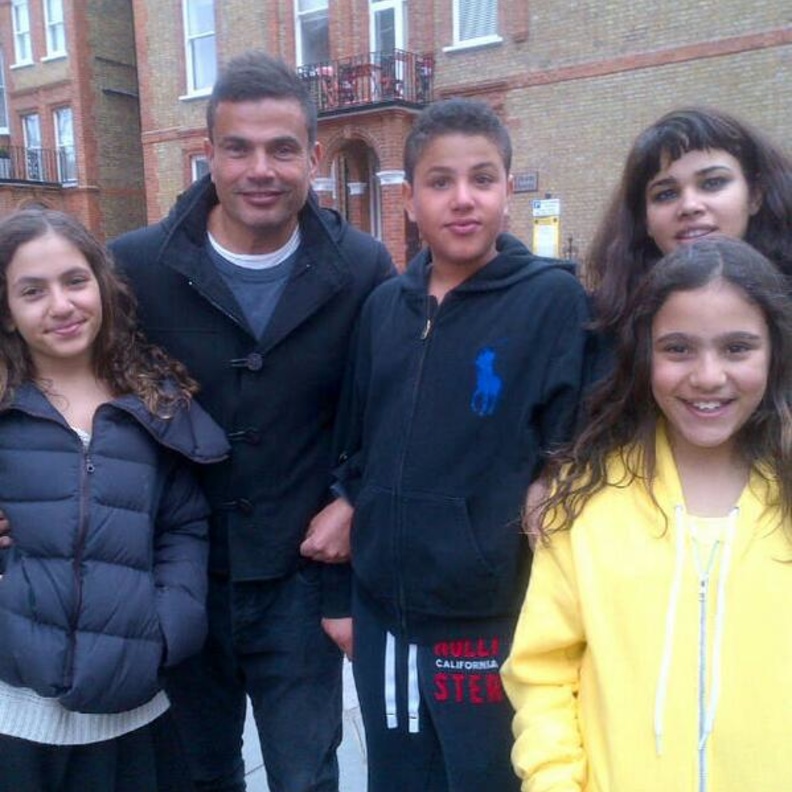 عمرو دياب وابناءه