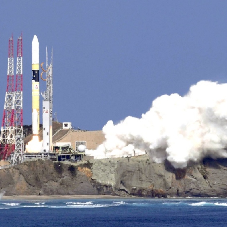 وسائل الإعلام اليابانية أشات بإنطلاقة خليفة سات