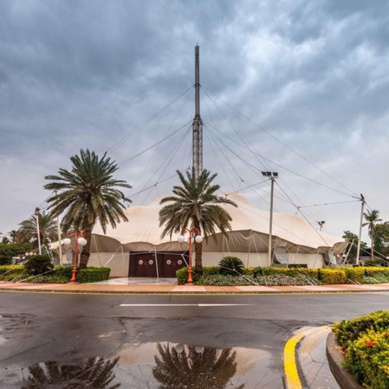 الأمطار تزين شوارع مدينة ينبع