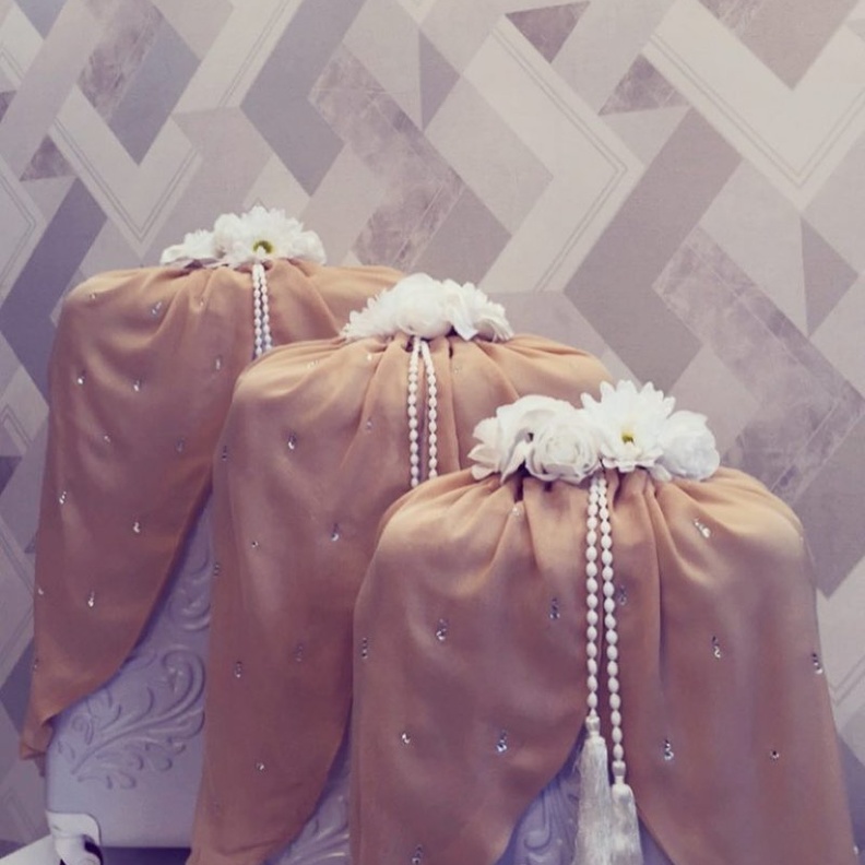 السلل والصناديق بزينة مميزة.