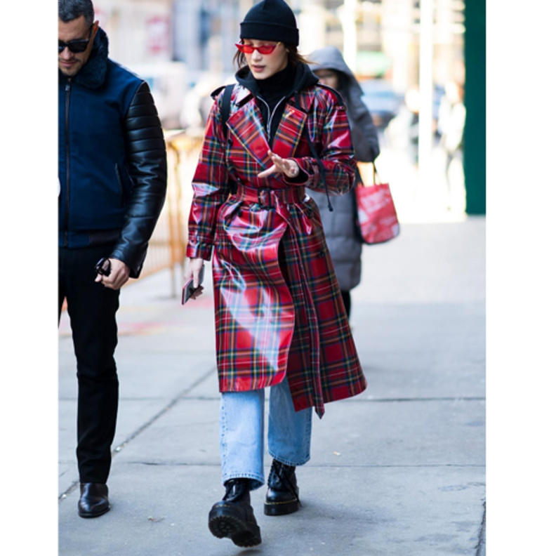 أشكال معاطف رمادية ومستقيمة من Selena Gomez