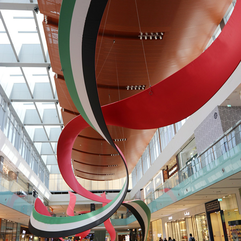 "الألوان العائمة" .. احتفالية دبي مول بيوم العلم الإماراتي