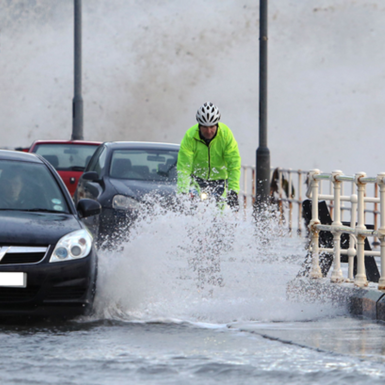 انتبهي جيدا للحطام والأغراض المتناثرة على الطريق