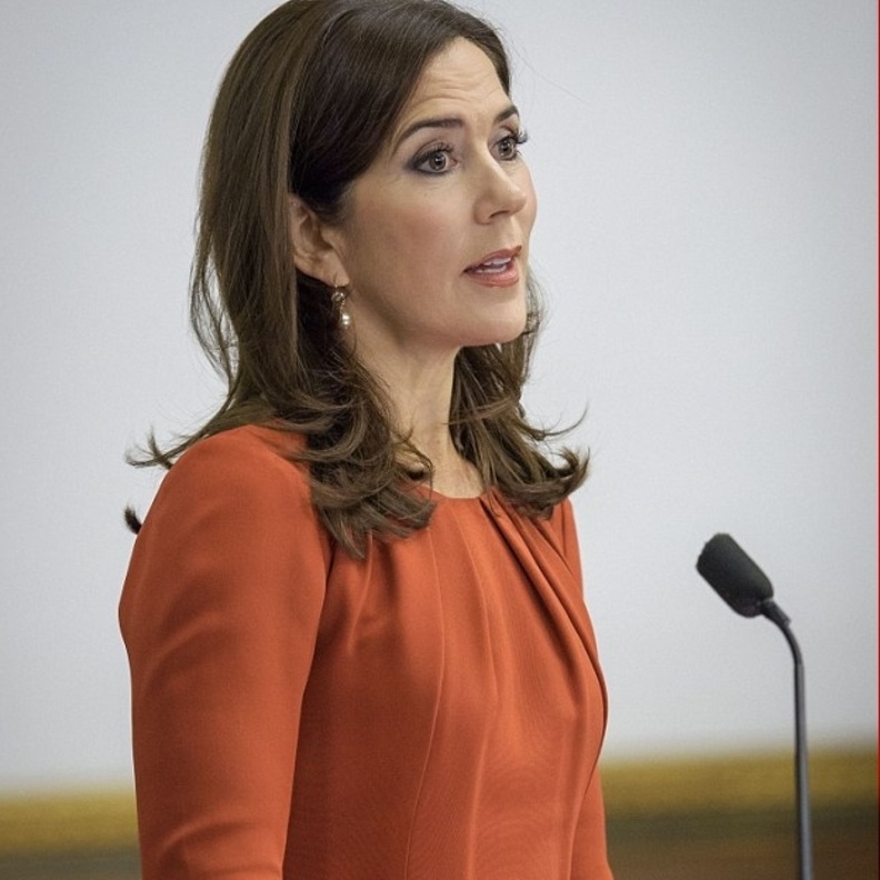 أطلالة أنيقة وحذاء عالي من برادا