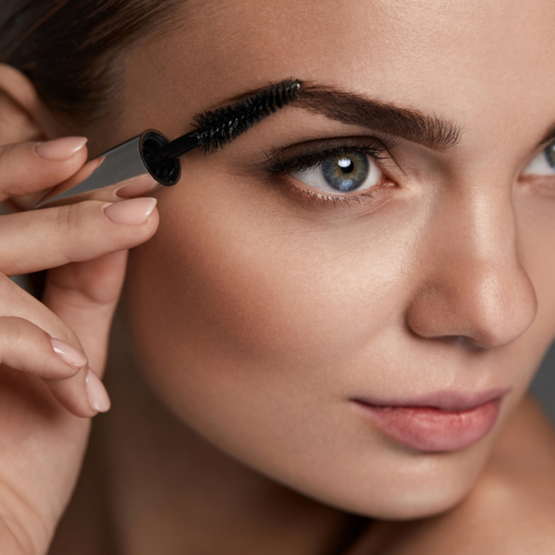 أهمية تثبيت الحواجب بمسكارا الحواجب