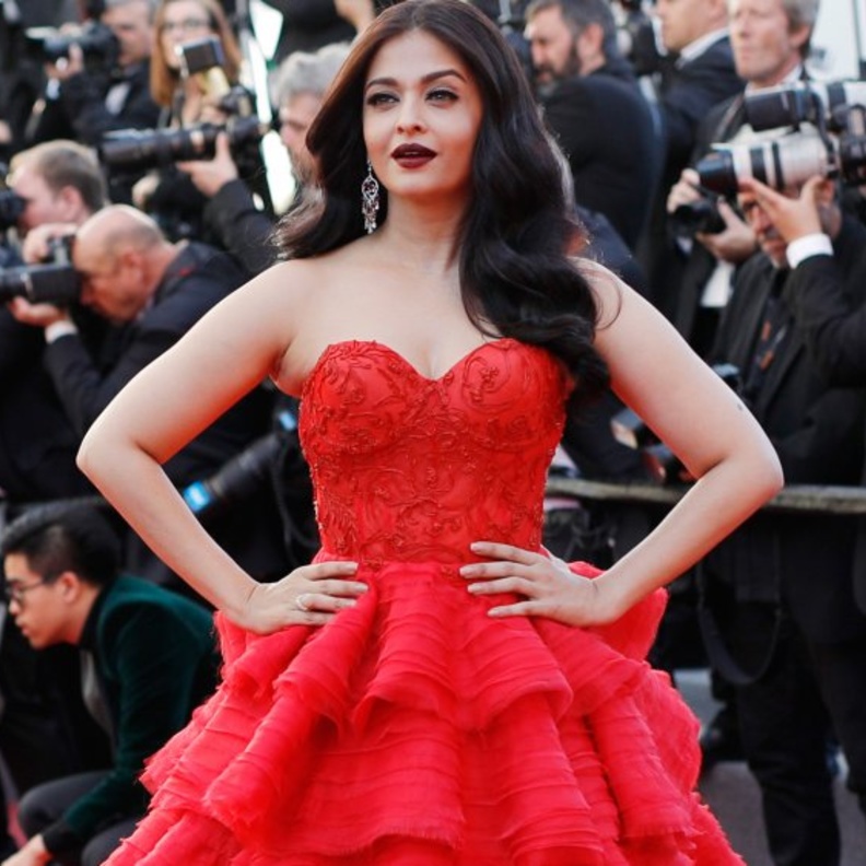 اللون الأحمر يليق بالممثلة الهندية كثيراً