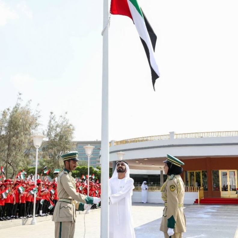 محمد بن راشد يرفع علم الإمارات في دار الإتحاد بدبي